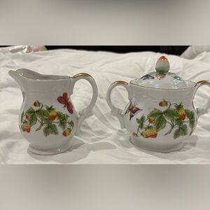 Lenwile China Cream & Sugar w/lid #6176. Ardalt. Japan.
Hand-Painted Strawberry
